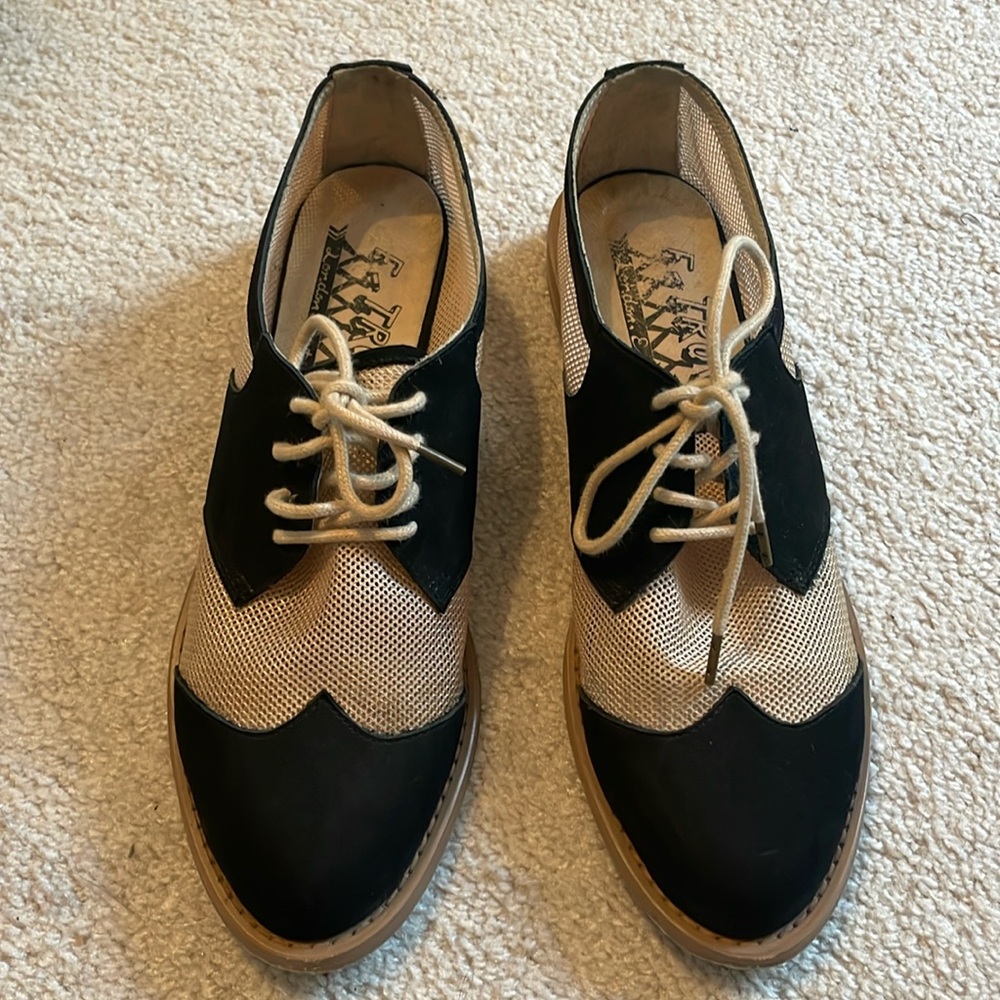 Women’s Oxford Shoes - size 8